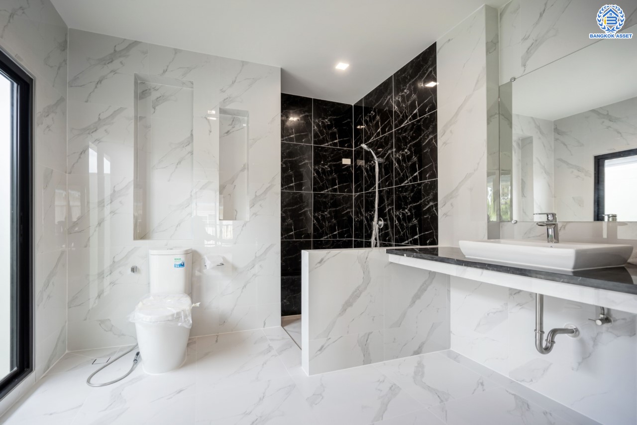 บ้านมือสองตกแต่งใหม่ ม.ราชพฤกษ์ บางบอน4 ตกแต่งหรูหรา ดีไซน์ Classic เนื้อที่ 100.5 ตร.ว. ฟังก์ชัน 3 ห้องนอน 4 ห้องน้ำ 1 ห้องแม่บ้าน จอดรถได้ 2 คัน พื้นที่สนามหญ้ากว้างกว่า 216 ตร.ม. บนทำเลศักยภาพ เชื่อมต่อหลายเส้นทาง ใกล้เดอะมอลล์บางแค จุดขึ้นทางด่วน "เพชรเกษม" และรถไฟฟ้าสายสีน้ำเงิน "สถานีหลักสอง"